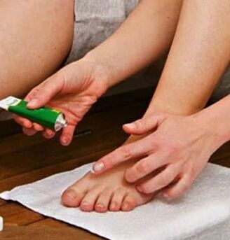 The use of therapeutic ointments for the defeat of toenails with fungus